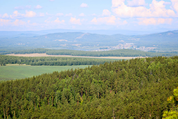 Tekintse meg a mezőgazdasági földterületek és fenyőerdők a Chashkovsky gerincen. Urál hegyek. Öko-turizmus és túrázás koncepciója. - Fotó, kép