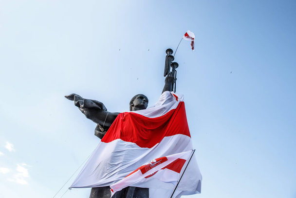 Belarús protesta. Escultura de la victoria y la bandera blanca roja blanca. - Foto, Imagen