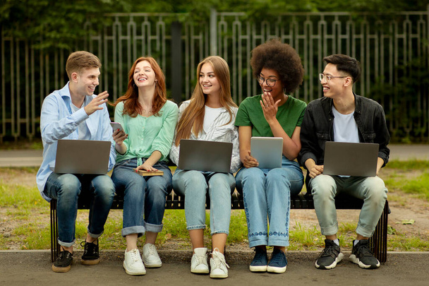 Ryhmä college opiskelijoiden kannettavat tietokoneet ja tabletti pc opiskelu ulkona - Valokuva, kuva