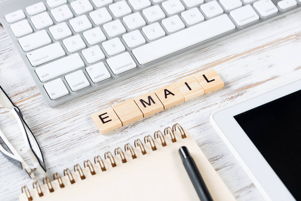 Email έννοια μάρκετινγκ με γράμματα σε κύβους - Φωτογραφία, εικόνα