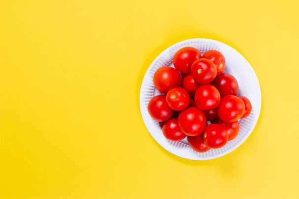 Fresh tomatoes on a color background. Flat lay, top view, trendy background. - Foto, Imagem