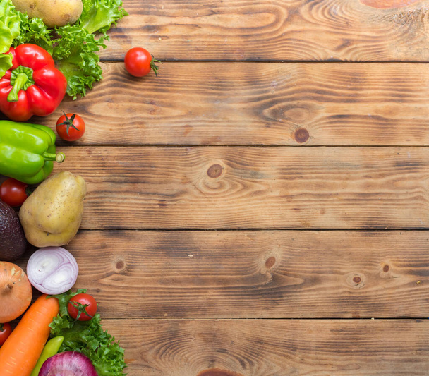 Mescolare insalata e cibo sano. Verdure biologiche fresche per cucinare alimenti dietetici su fondo legno. - Foto, immagini