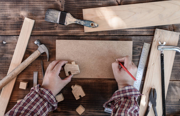 Carpintero trabajando en carpintería. DIY carpintería y trabajo en el concepto de casa. Distanciamiento social o distanciamiento físico. - Foto, imagen