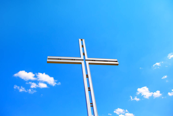 青い空に対する宗教的十字架 - 写真・画像
