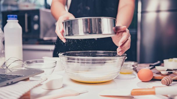Proces van het koken zelfgemaakte zoete dessert. Blijf thuis en sociaal afstandelijk concept. Blijf thuis en oefen voor het koken van Japanse pannenkoeken stijl. - Foto, afbeelding