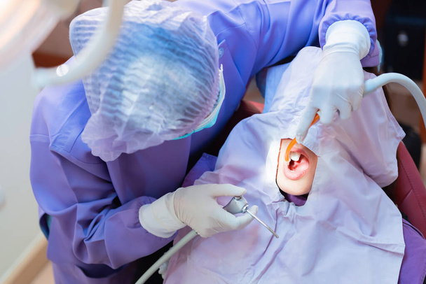 Koncepcja stomatologii i opieki zdrowotnej zębów w klinice stomatologicznej. Zęby kontrolne u młodej azjatyckiej pacjentki. - Zdjęcie, obraz