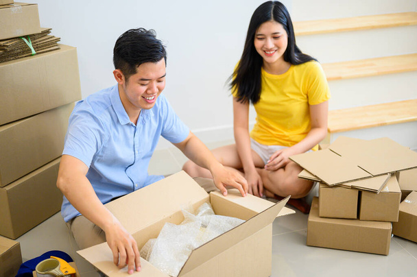 Thais ondernemerspaar pakt de doos in. Verkopen van online en thuis levering. Teamwork voor startende MKB-bedrijven en werk vanuit huis concept. Sociale Afstanden en fysieke Afstanden. - Foto, afbeelding
