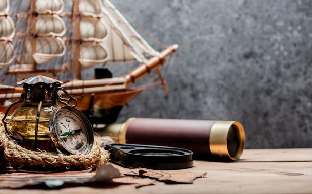 Il Columbus Day. Pirati e tesori con mappa del mondo vintage e scoperta di vecchie attrezzature. Copia spazio su sfondo scuro. - Foto, immagini