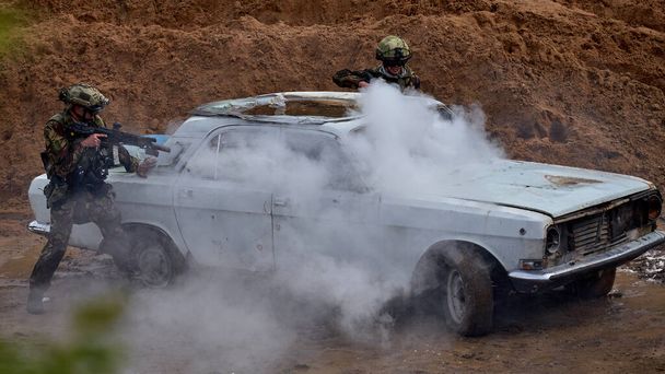 特殊部隊の兵士が車を嵐 - 写真・画像