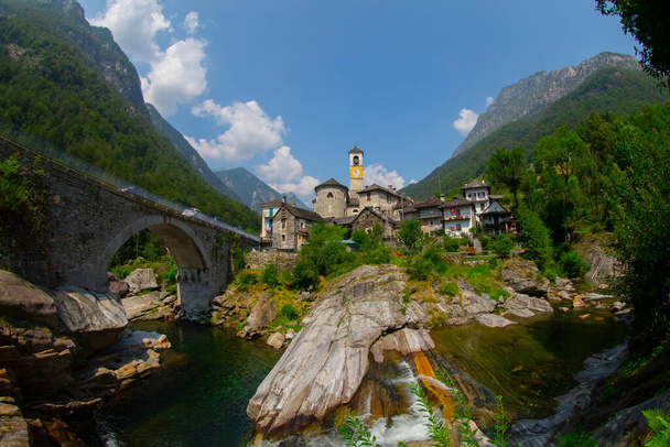 Lavertezzo kohteessa Valle Verzasca, Sveitsin Alpit, Sveitsi - Valokuva, kuva
