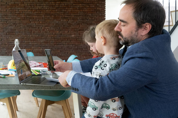 ocupado trabalhando pai enquanto babá seus dois filhos em casa - Foto, Imagem