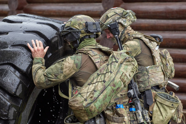 Vojáci speciálních jednotek točí obrovským kolem - Fotografie, Obrázek