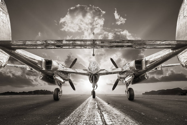 исторический самолет на взлетно-посадочной полосе готов к взлету - Фото, изображение