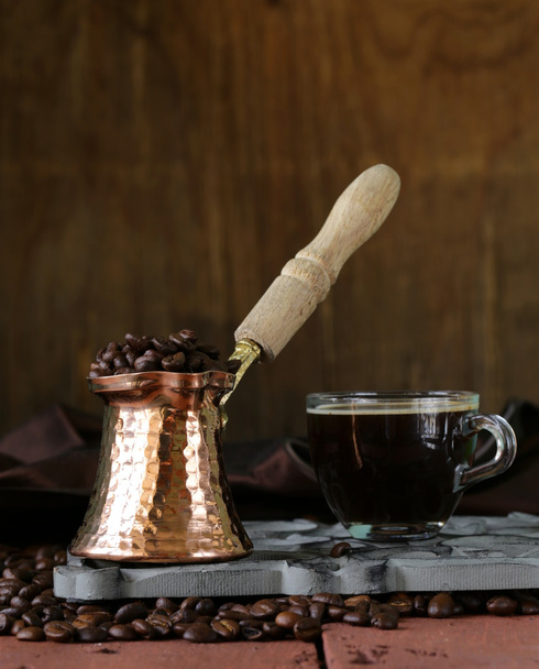 静物コーヒー カップ エスプレッソ豆と木製のテーブルでコーヒー ポット - 写真・画像