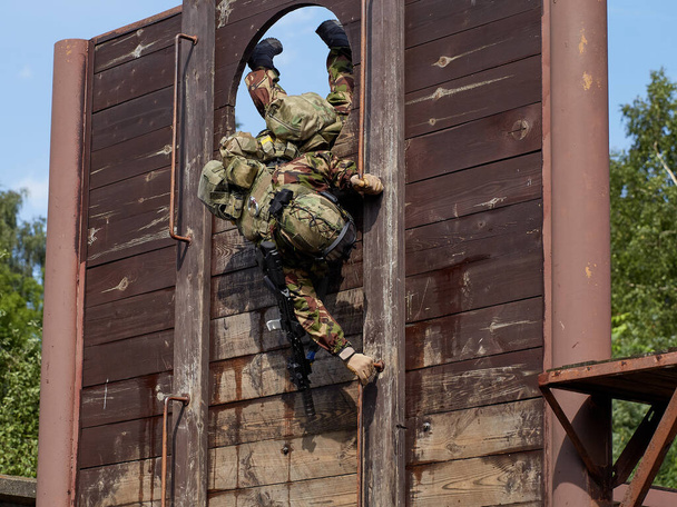 特殊部隊の兵士が壁を襲い - 写真・画像