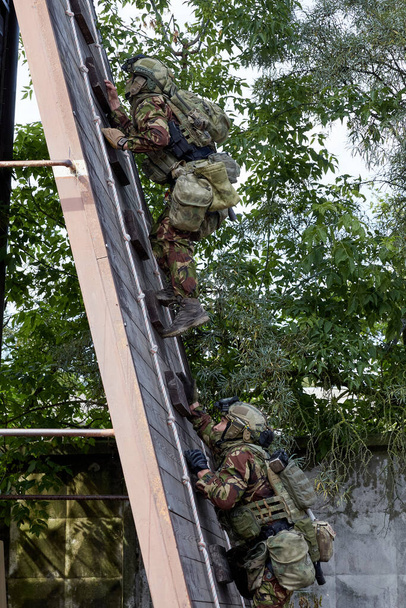 Soldados de fuerzas especiales asaltan las paredes - Foto, imagen