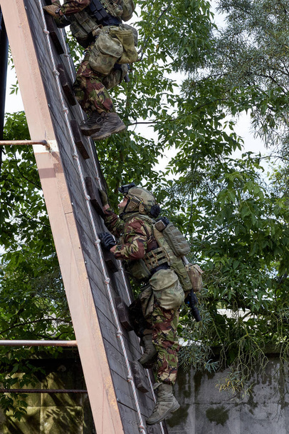 Soldados de fuerzas especiales asaltan las paredes - Foto, imagen