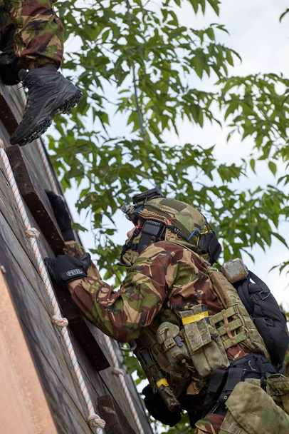 Στρατιώτες των ειδικών δυνάμεων εισβάλλουν στα τείχη - Φωτογραφία, εικόνα