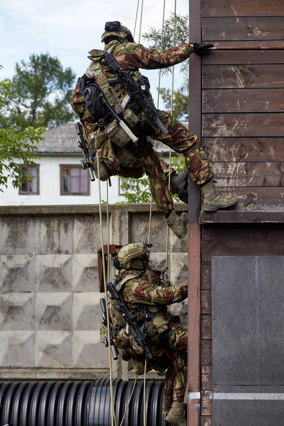Les soldats des forces spéciales prennent d'assaut les murs - Photo, image