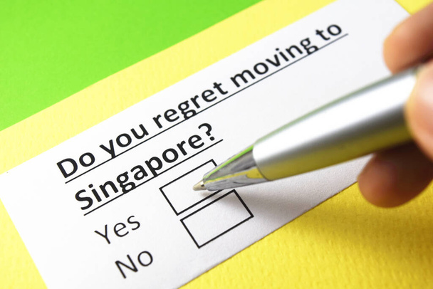 Heb je spijt dat je naar Singapore bent verhuisd? Ja of nee? - Foto, afbeelding