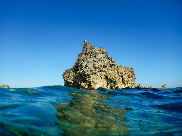 Sicília - ponta das formigas: vista de algumas cavernas e promontórios esculpidos pelo mar e pelo vento - Foto, Imagem
