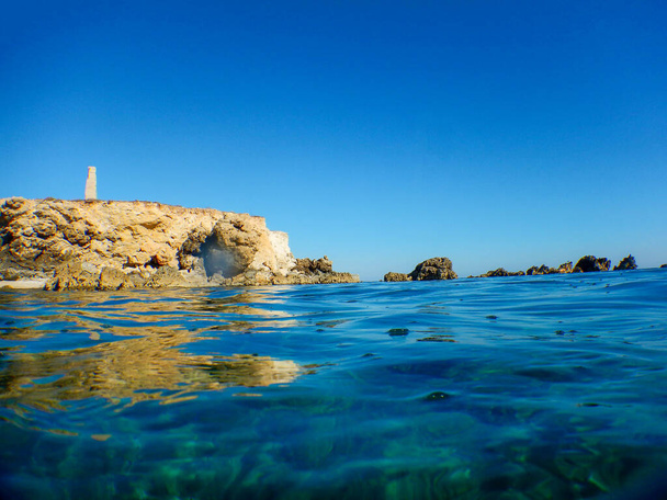 Sicilia - punta de las hormigas: vista de algunas cuevas y promontorios tallados por el mar y el viento - Foto, Imagen