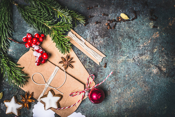 Рождественский фон с праздничными подарками упаковки, печенье и украшения, вид сверху, место для текста - Фото, изображение