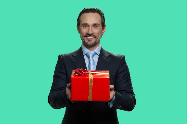 Hombre de negocios sonriente ofreciendo caja de regalo. - Foto, Imagen