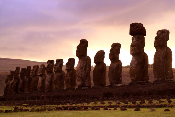 Paskalya Adası, Şili, Güney Amerika 'da fantastik şafakta Ahu Tongariki seremoni platformunun 15 büyük Moai taş heykeli - Fotoğraf, Görsel