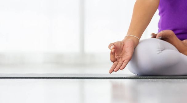Mulheres asiáticas fazem ioga para boa saúde e forma. - Foto, Imagem