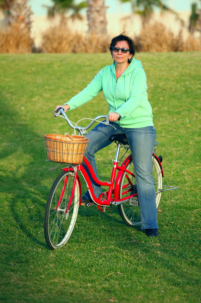 Femme avec son vélo
 - Photo, image