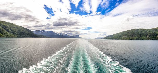 eine Kreuzfahrt durch einen Fjord - Foto, immagini