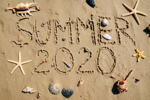v létě 2020 text o písečných plážových lasturách a hvězdicích v okolí. režie - Fotografie, Obrázek