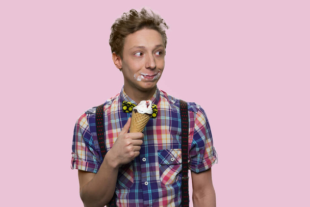 Vtipný chlapec drží zmrzlinu na barevném pozadí. - Fotografie, Obrázek