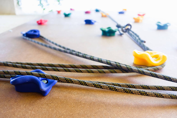 Деталь некоторых красочных пластиковых альпинистских ручек, для детей, с веревками. - Фото, изображение