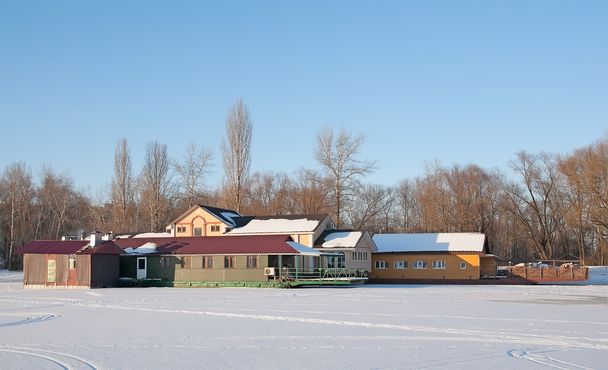 Hotel galleggiante su un lago invernale
. - Foto, immagini