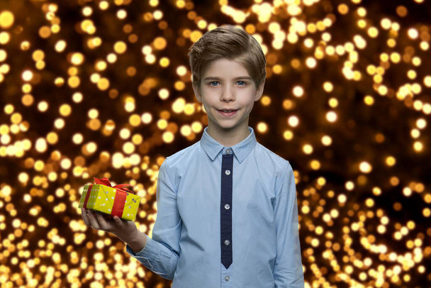 Porträt eines stilvollen kleinen Jungen mit Weihnachtsgeschenkschachtel. - Foto, Bild