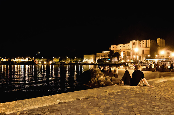 Riva Del Garda rantakatu yöllä Gardajärvellä, Italia
 - Valokuva, kuva