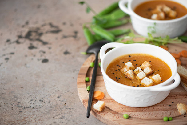 carrot and green pea puree soup with croutons - Φωτογραφία, εικόνα