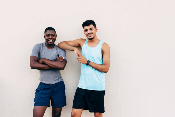 δύο νεαροί άντρες ντυμένοι με αθλητικά. - Φωτογραφία, εικόνα