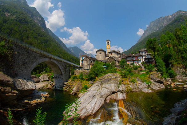 Lavertezzo in Valle Verzasca, Zwitserse Alpen, Zwitserland - Foto, afbeelding