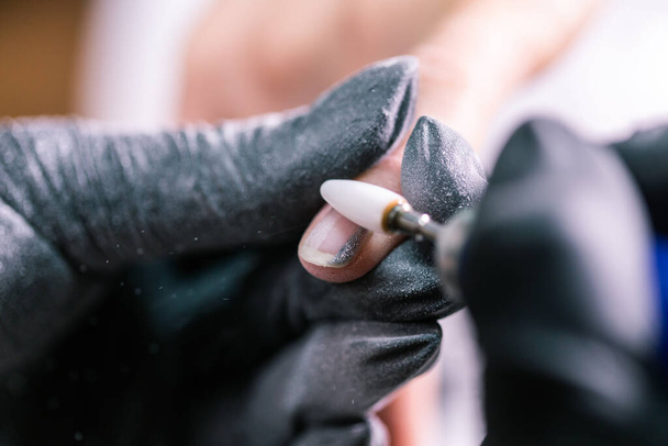 Close-up automatico elettrico manicure trapano smalto rimozione per le donne chiodo. Nail, smalto gel e concetto di salone di bellezza
. - Foto, immagini