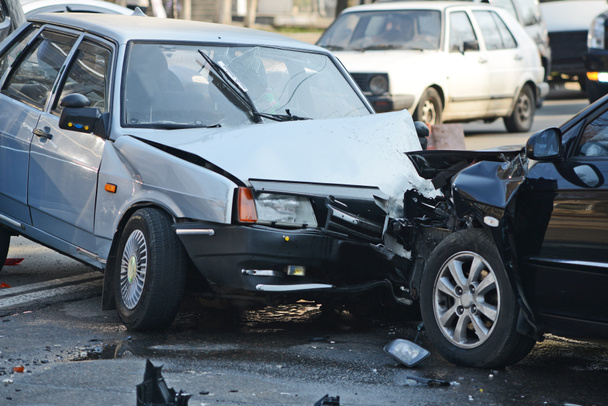 Автокатастрофа с участием двух машин на городской улице - Фото, изображение