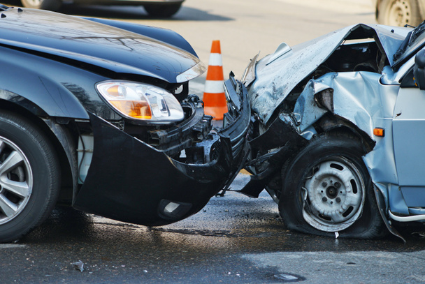 Автокатастрофа с участием двух машин на городской улице - Фото, изображение