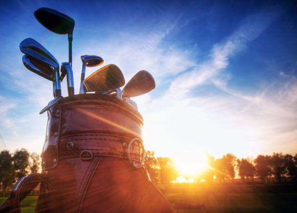 Golf sprzęt, kluby na zachodzie słońca - Zdjęcie, obraz