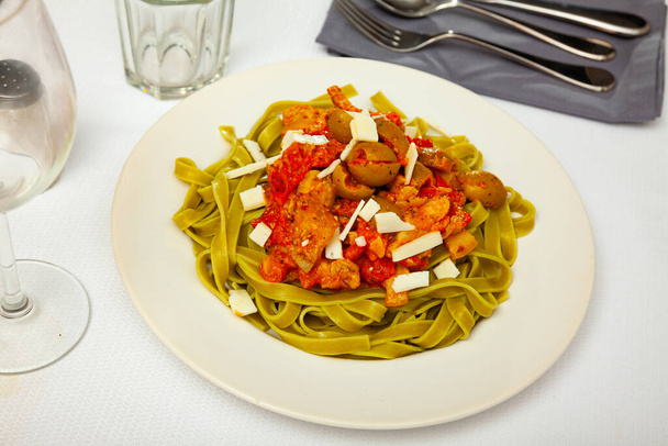 Italian spinach tagliatelle pasta with tomato sauce - Foto, imagen