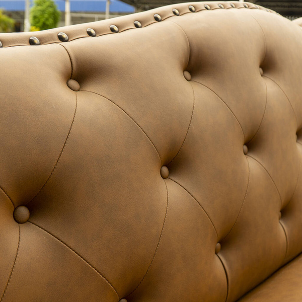 Close-up de pinos e botões em um sofá estilo vintage. Sofá vintage abotoado de perto. - Foto, Imagem