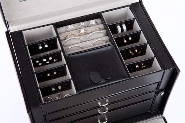 Black leather jewelery box with jewelry inside - Foto, Bild