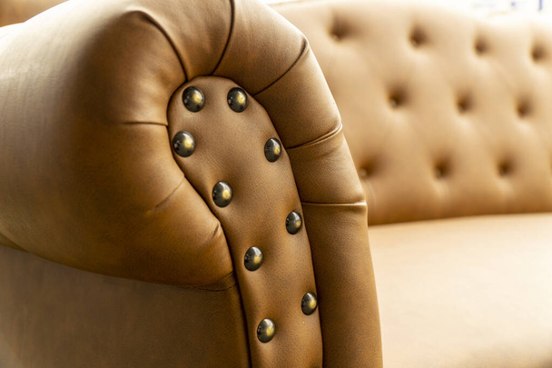 Primer plano de alfileres y botones en un sofá de estilo vintage. Sofá vintage abotonado de cerca. - Foto, Imagen