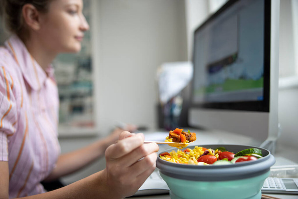 Female Worker In Office Having Healthy Vegan Lunch At Desk - Foto, Imagen